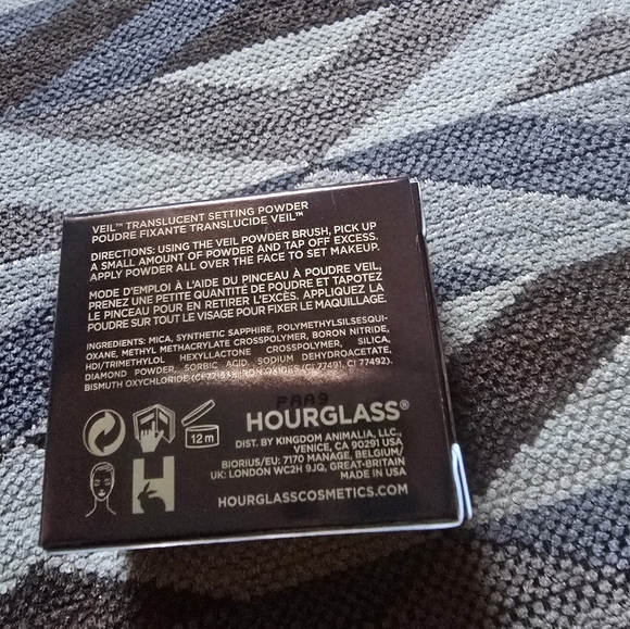 NIB Hourglass Mini Veil Translucent Setting Powder - Talc Free .03oz/.9g Mini - Picture 5 of 6